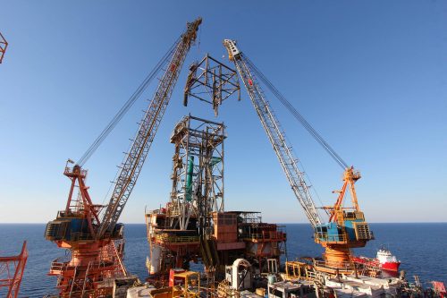 The North Rankin Alpha (NRA) Platform derrick being decommissioned by vertech rope access tradesmen. This image illustrates the dual crane lift.