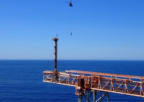 A helicopter approaching the NRA Flare boom to install the new Flare tip as part of a V-FLARE package for woodside energy