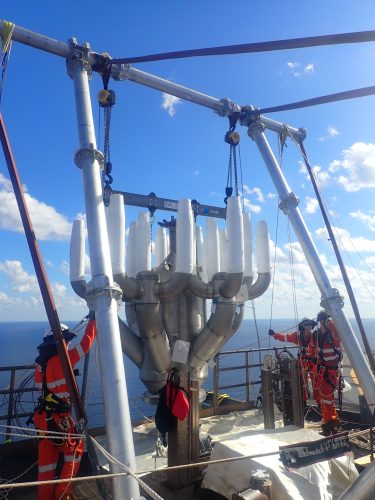 The Conbit flare handling package is being utilised by Vertech rope access mechanical and rigging teams to position the new flare for installation at the top of the flare.