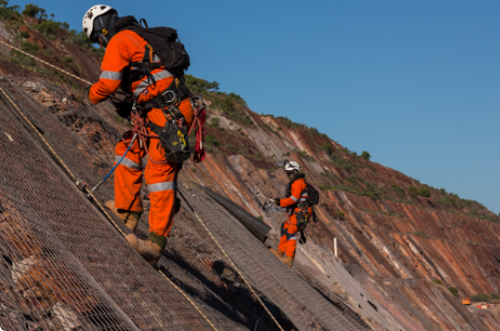 Vertech teams in the mining and minerals sector completing IRATA rope access geotechnical meshing and scaling.