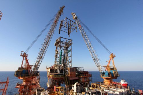 The North Rankin Alpha (NRA) Platform derrick being decommissioned by vertech rope access tradesmen. This image illustrates the dual crane lift.